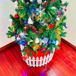 5ft artificial Christmas tree with LED energy-saving lights, including 109 pendant tree skirts and guardrails - Image 5